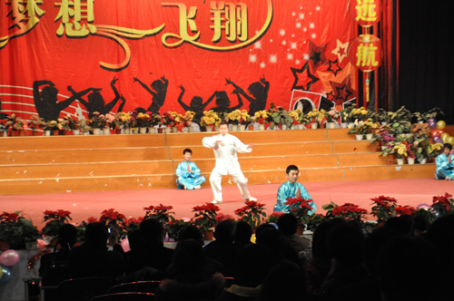 郑州北大青鸟翔天信鸽武术表演《男儿当自强》