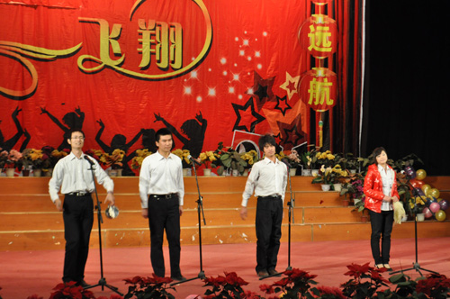 郑州北大青鸟翔天信鸽元旦表演《三句半》